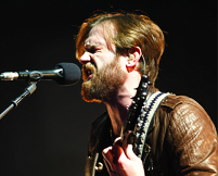 Frontmann Caleb Followill singt klagend ins Mikrofon